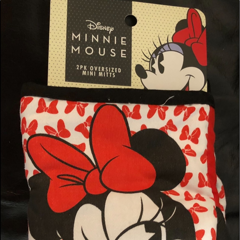 Minnie Mouse oven mitts